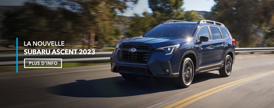 Ascent Sport 2023 dans le détour d'une route de campagne. 